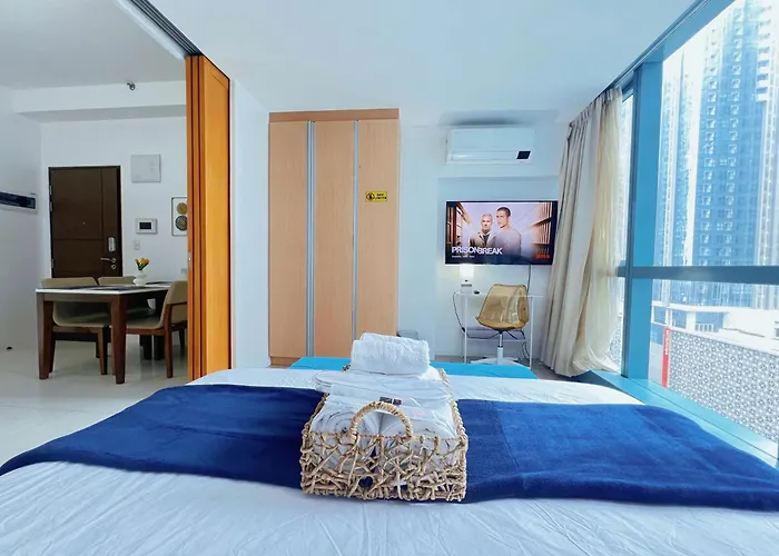 Free Welcome Breakfast, Bgc 1br, 300mbps Fiber, Steps To Mitsukoshi & Uptown, 14f Manila